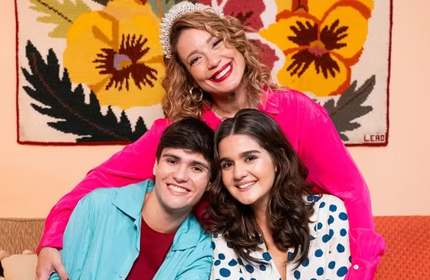 A atriz Helga Nemetik posa ao lado de Pedro David e Maitê Padilha, que vivem seus filhos no filme “A Miss”